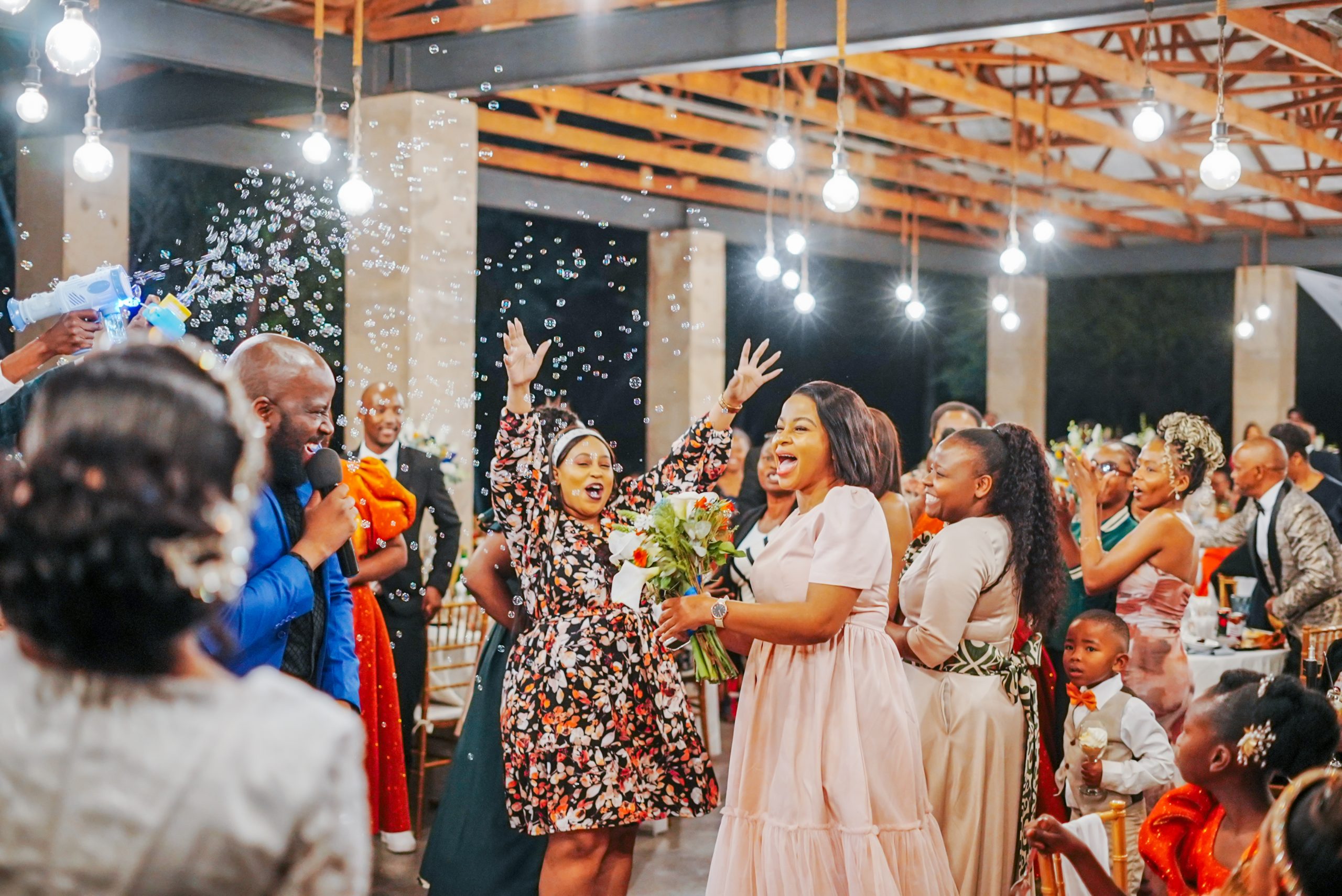 Bouqet-caching-at-la-merveille-venue