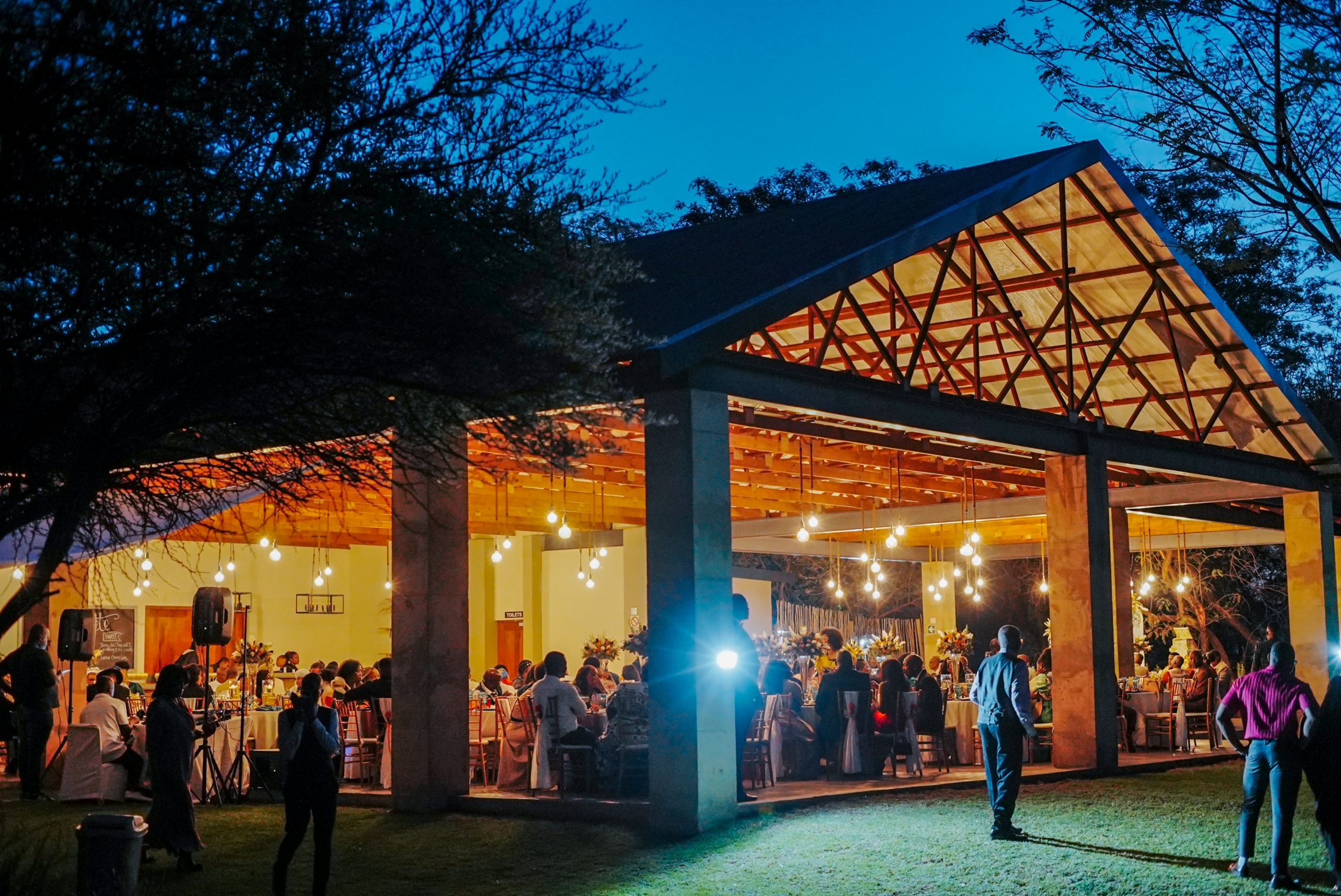 evening-shot-Ambiante-open-venue-at-la-merveille